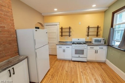 Building Photo - 1362 W 59th St