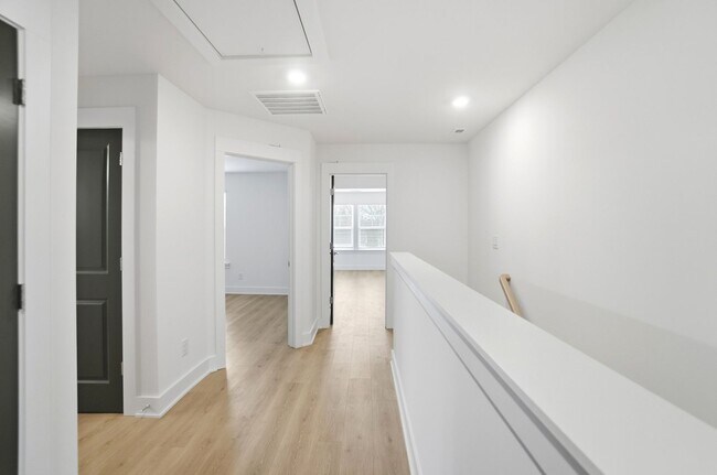 Building Photo - New Construction Townhome Minutes from Uptown