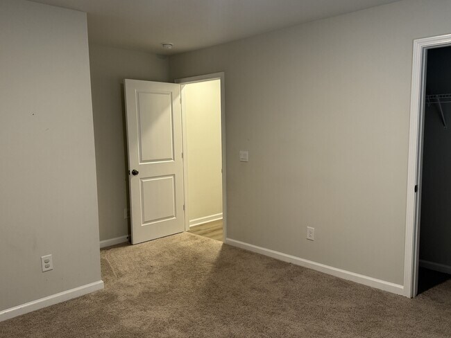 Building Photo - 424 Kohn Dr