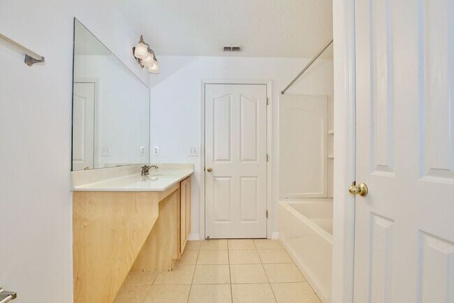 Building Photo - Beautiful 3/2 Spacious Home with a Bonus Room and a Large Fenced Backyard in Southern Fields - Cl...