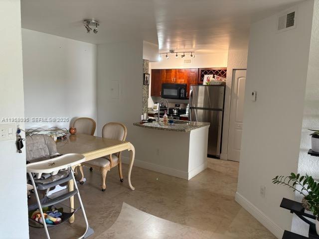 Building Photo - 2880 N Oakland Forest Dr