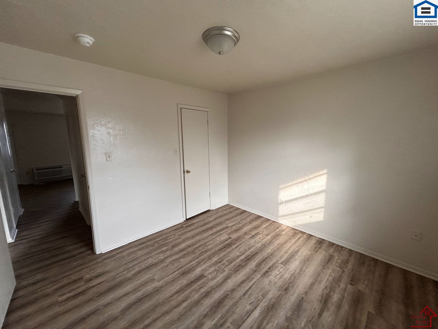 Building Photo - 1502 NW Kingsbury Ave