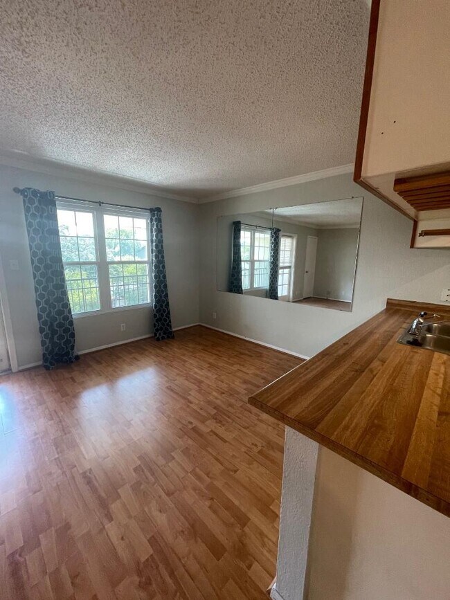 Building Photo - 910 Duncan Ln