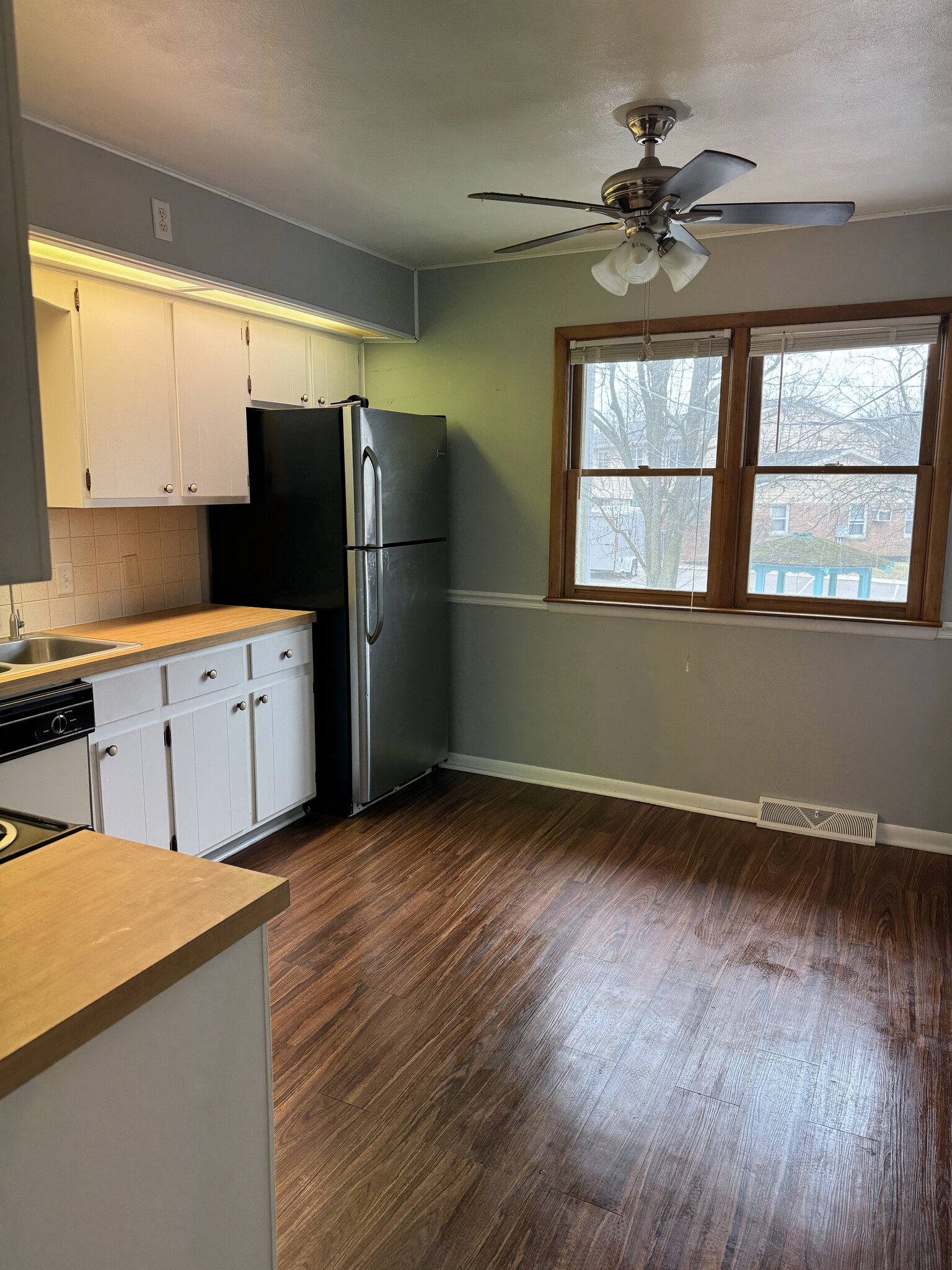 Building Photo - 404 E Spring Ave