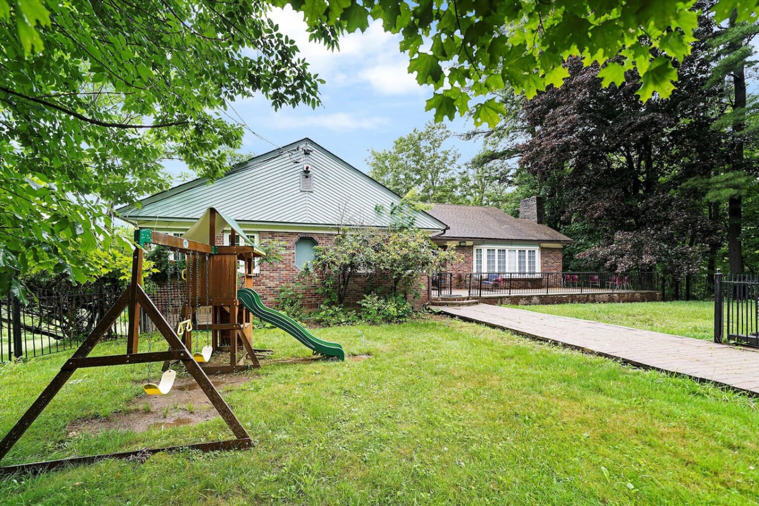 Building Photo - 37 Roosevelt Ave