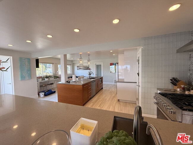 Building Photo - 200 Larsson St