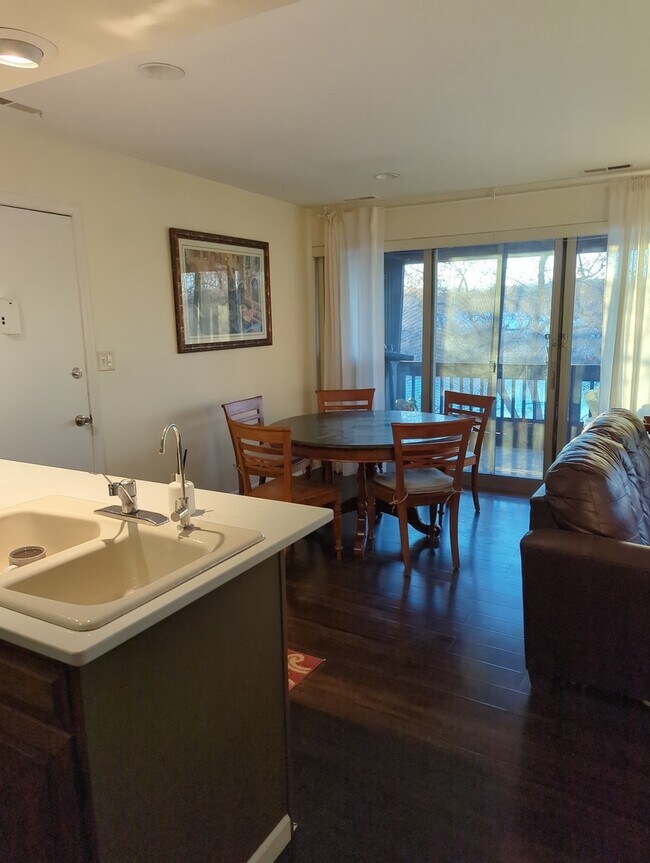 Building Photo - 5529 E Lake Dr