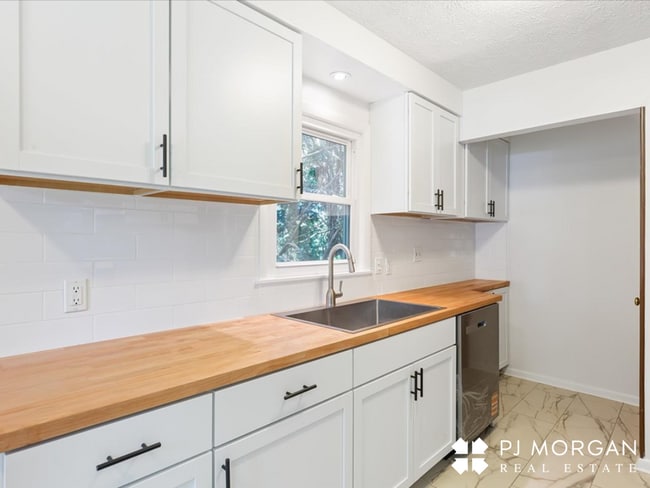 Building Photo - 3 bedroom , 2 bathroom House - Recently Up...