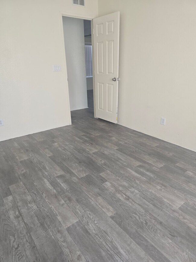 Building Photo - 1915 N Park Ave