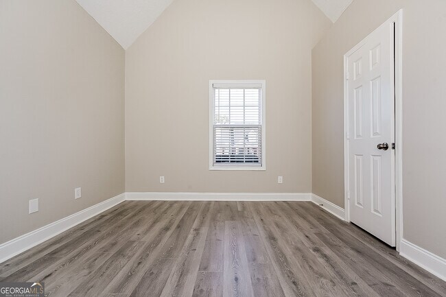 Building Photo - 1505 Queen Elizabeth Dr