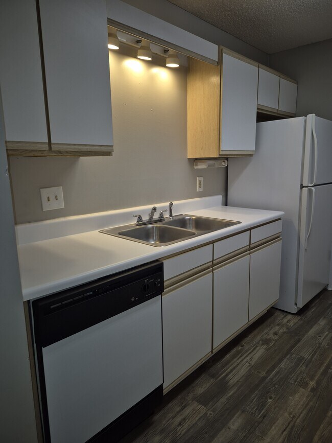 Building Photo - 2092 S Sherwood Dr