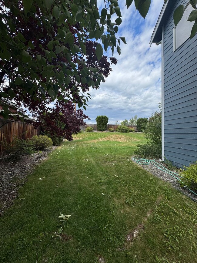 Building Photo - Large 4 Bed Rental in Established Neighbor...