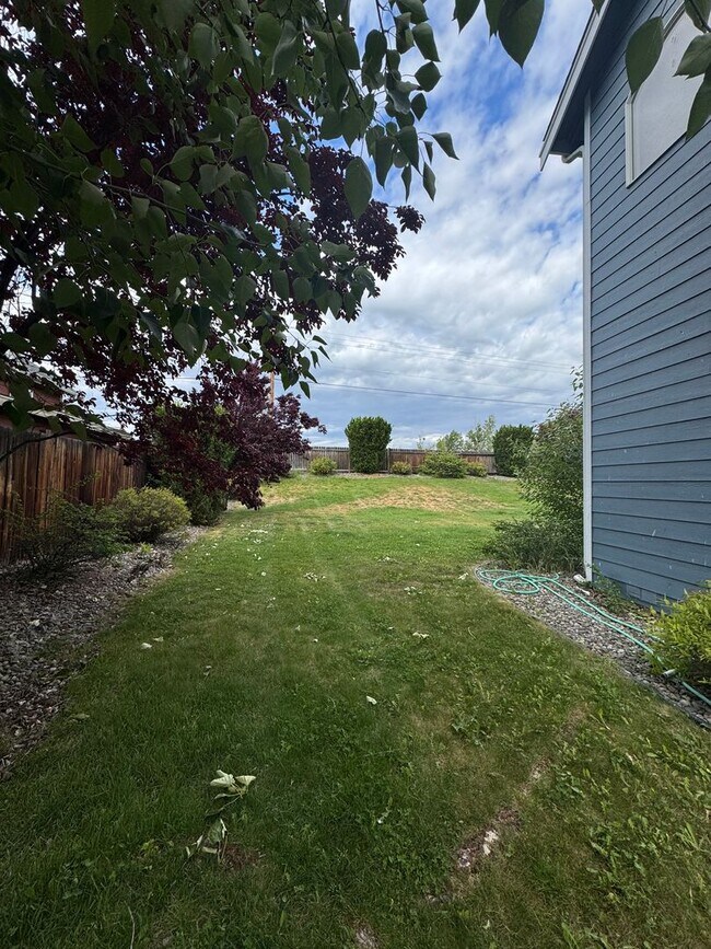 Building Photo - Large 4 Bed Rental in Established Neighborhood