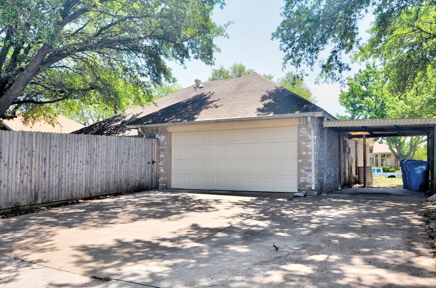 Building Photo - 8901 Greentree Dr