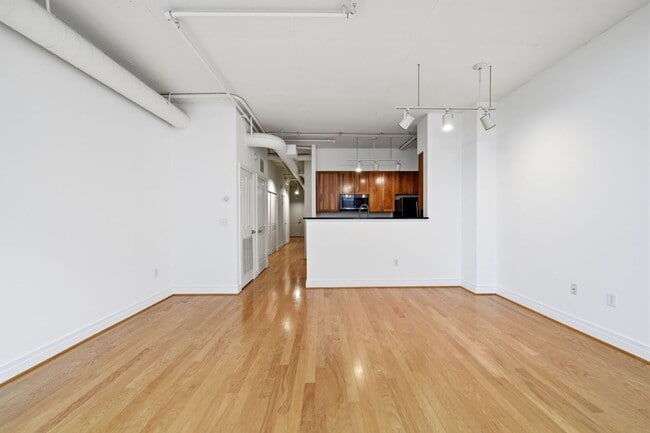 Building Photo - Experience refined urban living in this rarely available one bedroom residence in the coveted Sta...