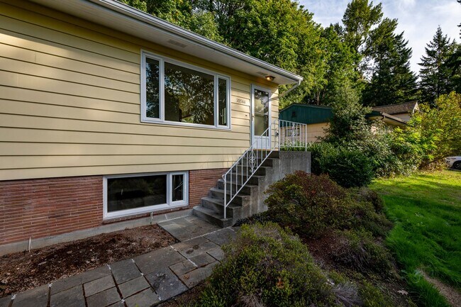Building Photo - Spacious 4BR/2 BA Home in Quiet North-End ...