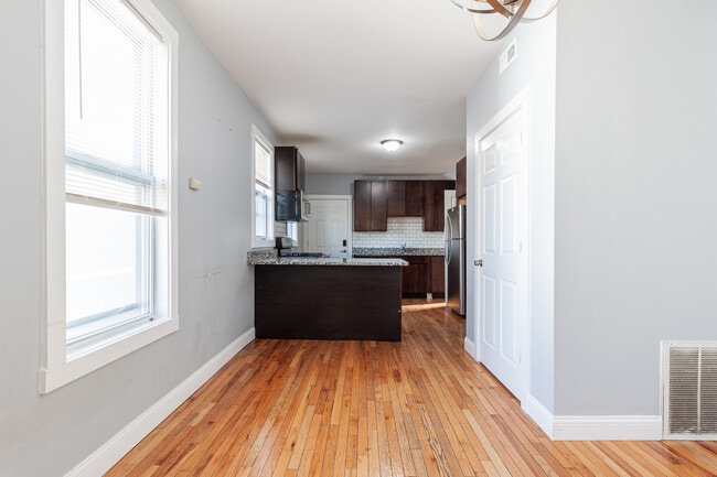 Building Photo - 2968 N Ridgeway Ave