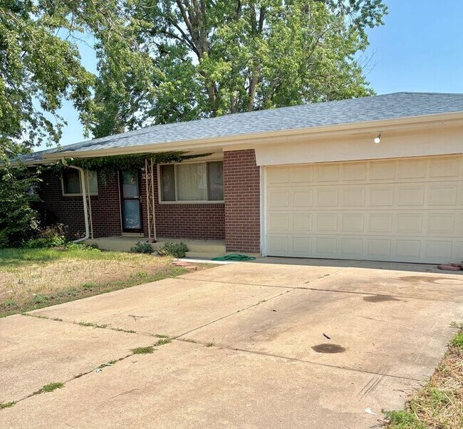 Building Photo - 4 Bedroom, 2 Bathroom Ranch