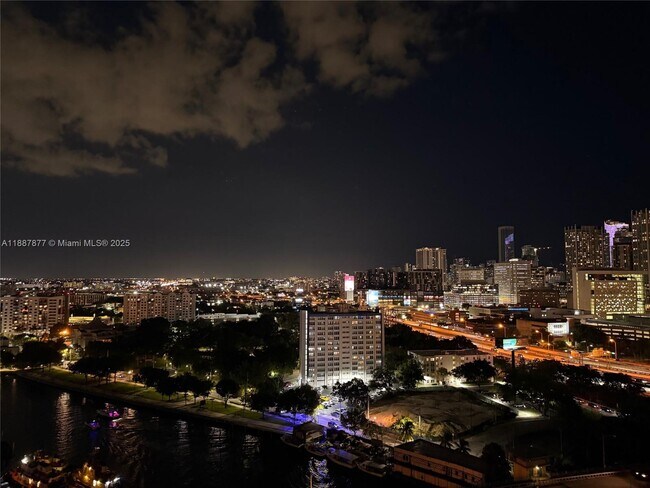 Building Photo - 10 SW South River Dr