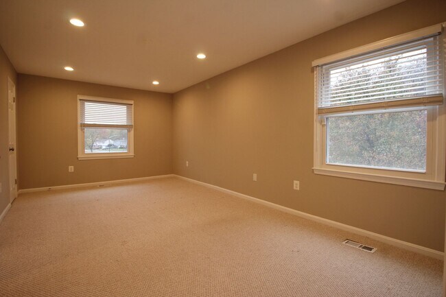 Building Photo - Large 4BR/3B Brick Home