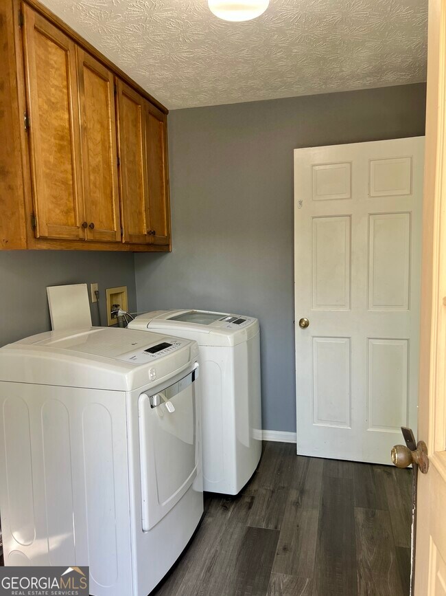 Building Photo - 2361 Ciji Cir