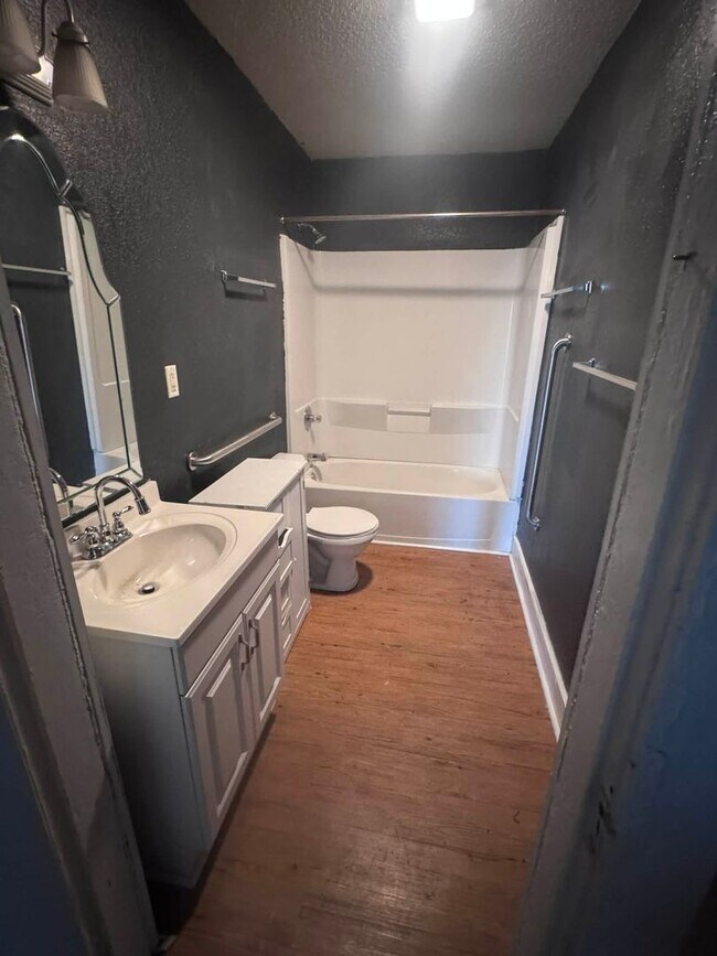 Building Photo - Knoxville 37917 - 2 bedroom, 1 bath home - Contact Lisa Vineyard and Shannon Russell (865) 216-9334