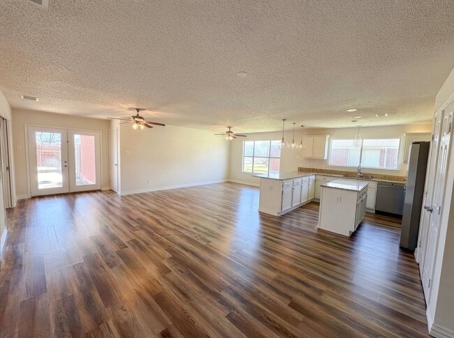 Building Photo - 1601 Kennedy Dr