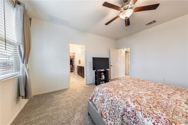 Building Photo - 1111 Diggy Dr