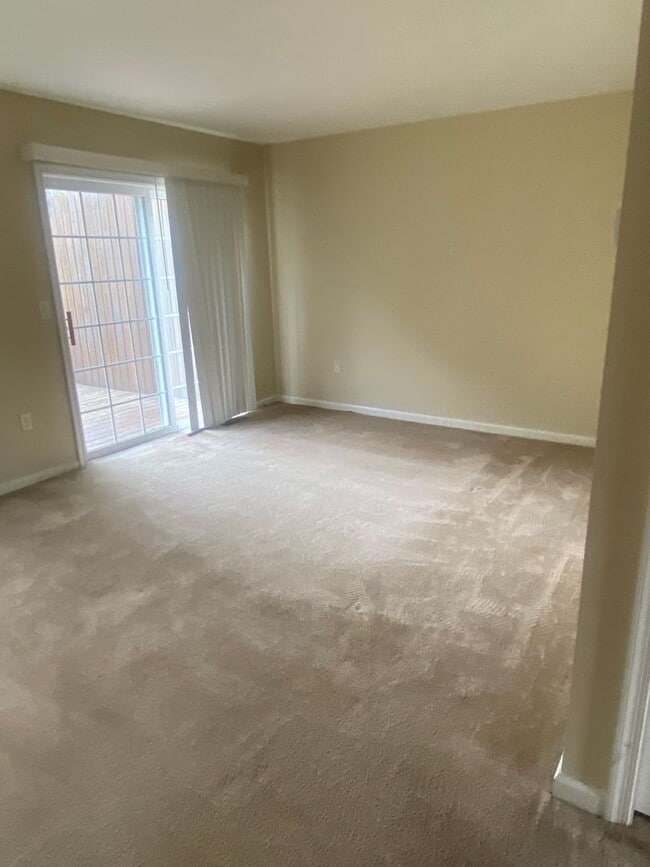Building Photo - Three Bedroom Townhouse