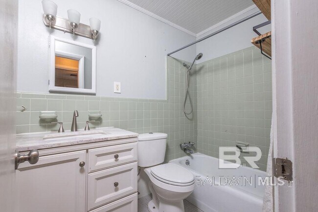 Building Photo - 409 W Canal Dr