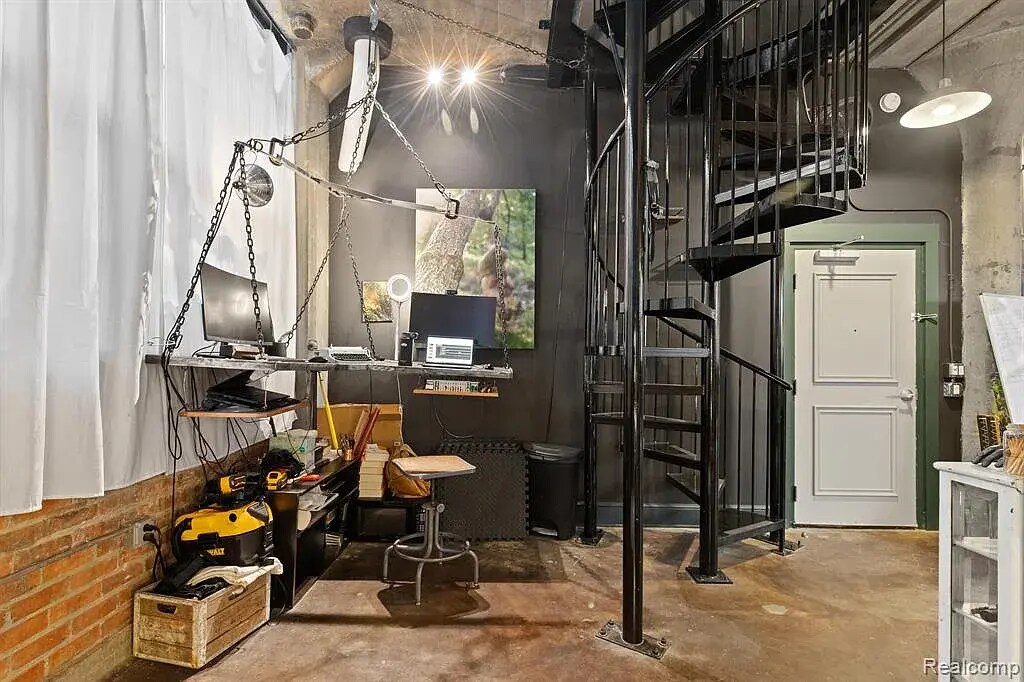 Building Photo - 5766 Trumbull St