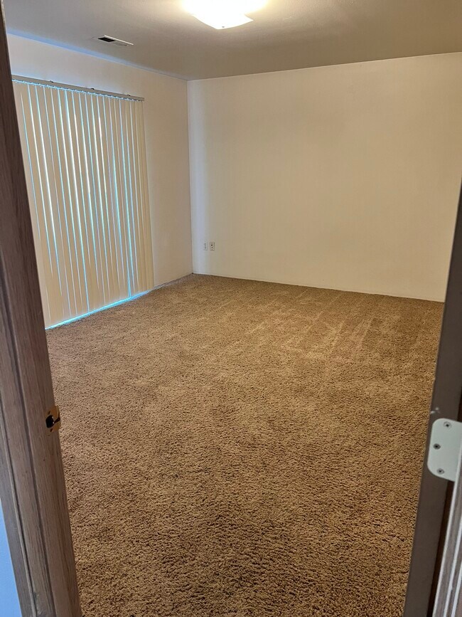 master bedroom - 5557 Glenridge Way