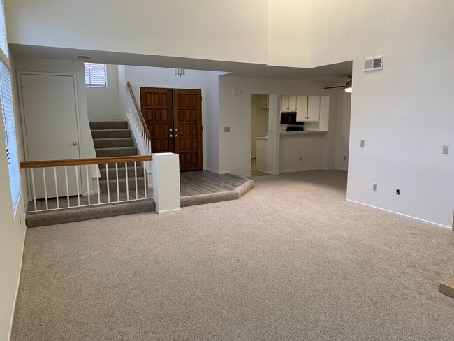 Building Photo - Light & Bright Mission Ridge Condo