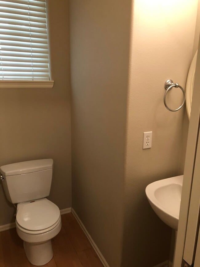 Building Photo - 2-Bedroom in Beaverton near Progress Ridge...
