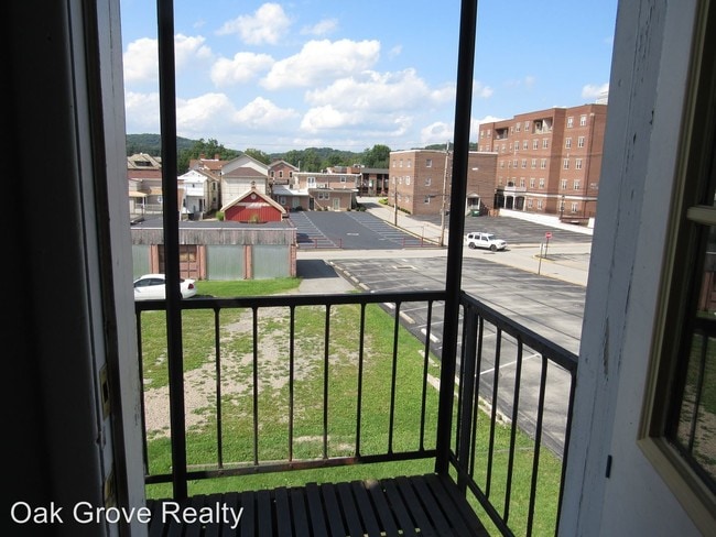 Building Photo - 951 Church St