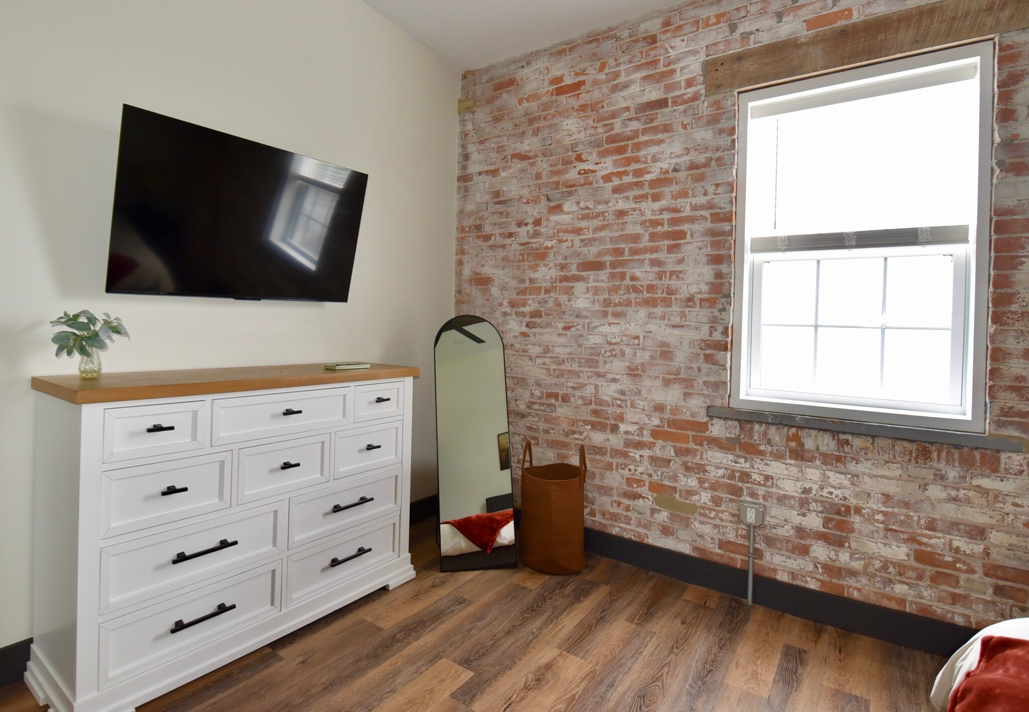 Primary bedroom - 101 W Broadway St