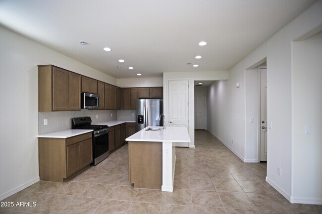 Building Photo - 1005 W Finch Dr