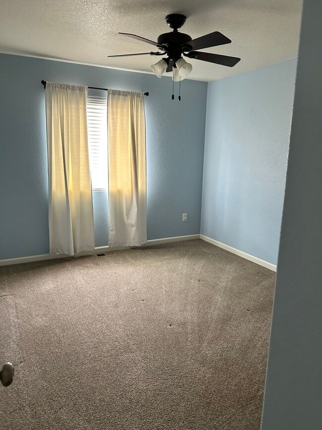 Building Photo - Beautiful 3 bedroom 2 1/2 bath