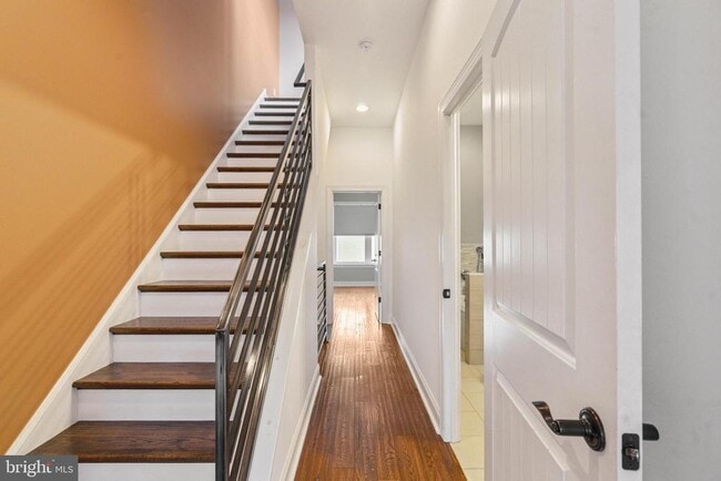 Building Photo - 719 E Thompson St