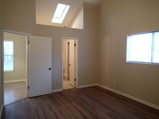 Building Photo - 671 Forest Loop