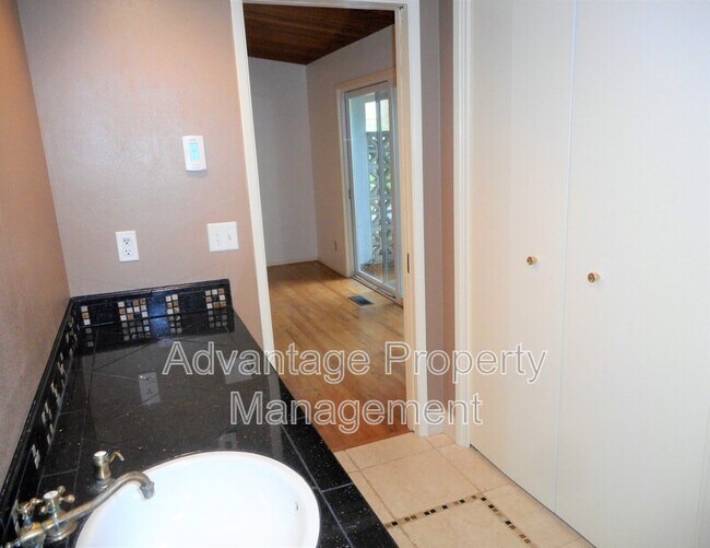Building Photo - 3245 NW Norwood Dr