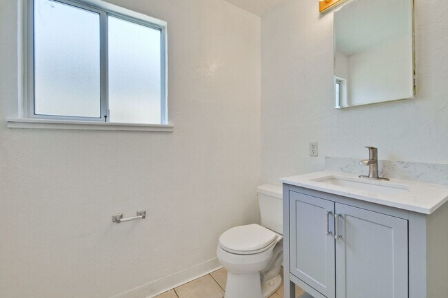 Building Photo - 3049 Harding Ave