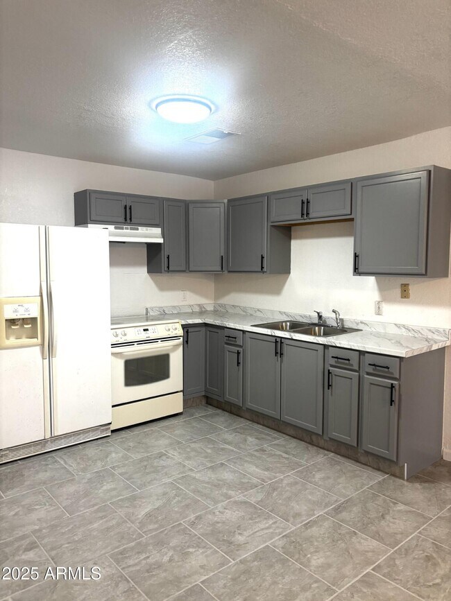 Building Photo - 2135 Hohokam Dr