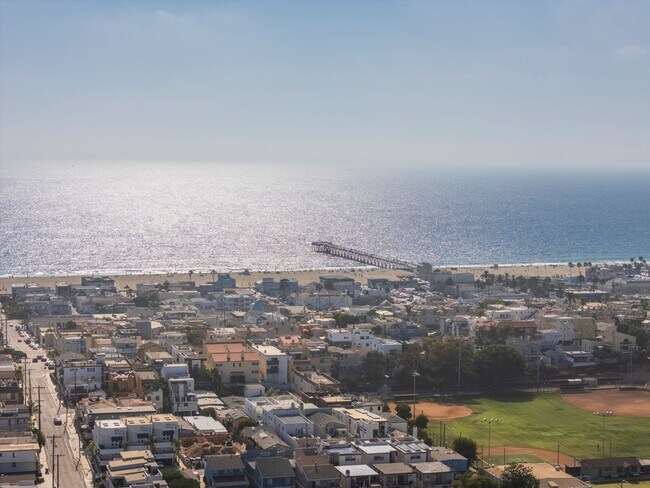 Building Photo - Classic Hermosa Beach Home!