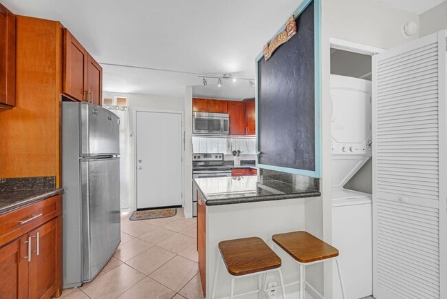 Building Photo - West Maui 2BD Condo Across from Beach Park | Furnished | Ground Floor