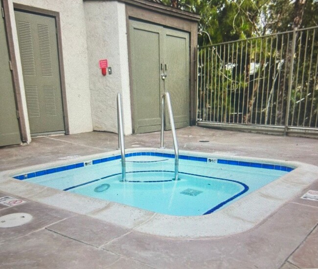 Building Photo - Renovated and Spacious, 1 bed 1 bath condo on 2nd floor! Move In Ready! First Month Free Rent!