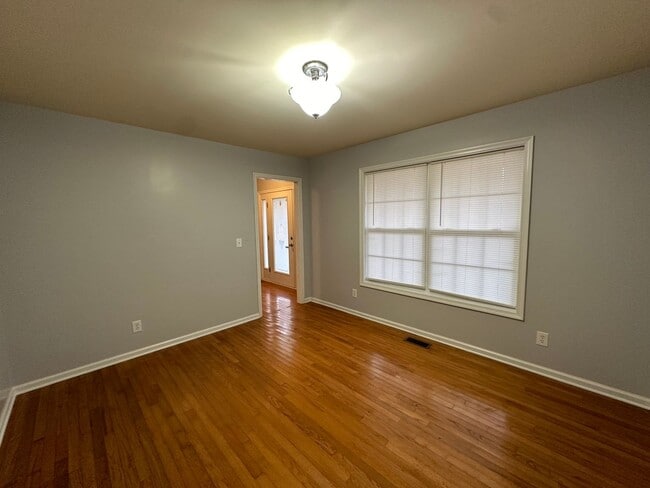 Building Photo - Spacious 4BR/3.5BA Two-Story Home in Queenswood Subdivision