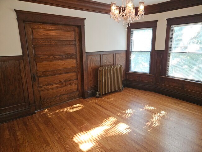 Building Photo - 1900 E Newberry Blvd