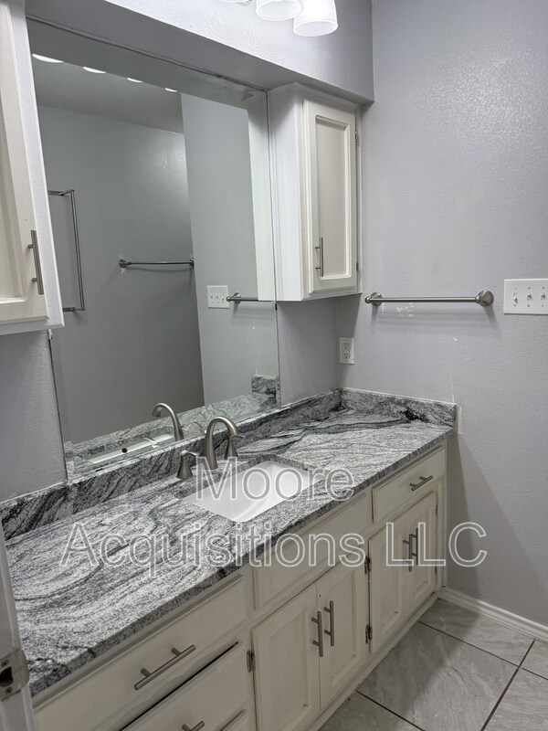 Building Photo - 3601 Oakwood Dr
