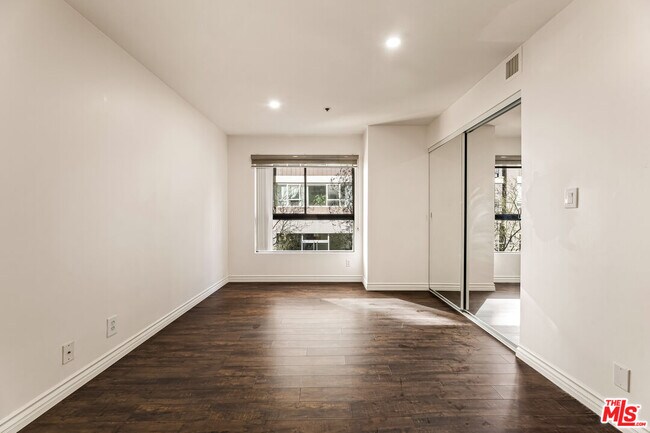 Building Photo - 727 S Ardmore Ave